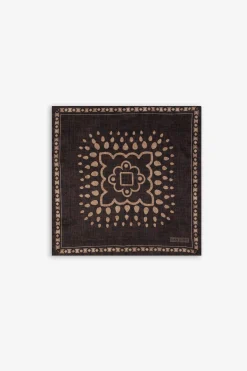 Chestnut macro-pattern pocket square